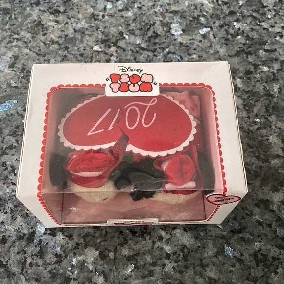 Disney TSUM TSUM discontinue Minnie and Mickey Mouse 2017 valentines | NWT - Picture 3 of 10